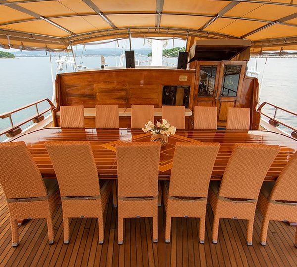 Alfresco dining on the aft deck
