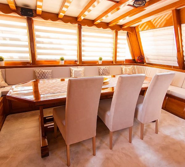 Salon and dining table