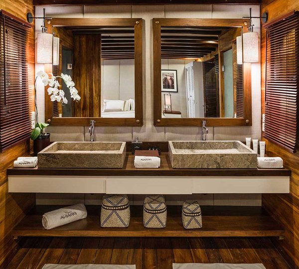 KOMODO Deluxe Suite Ensuite Bathroom