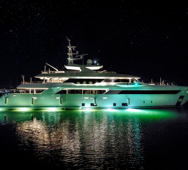 LATONA Motor Yacht By Night