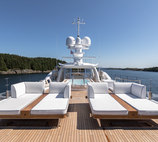 LILI - Sun Deck Lounge