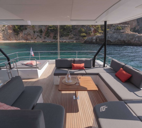 Large Flybridge Dining