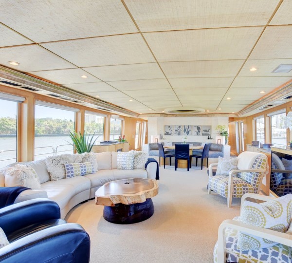 Large Open Plan Main Salon