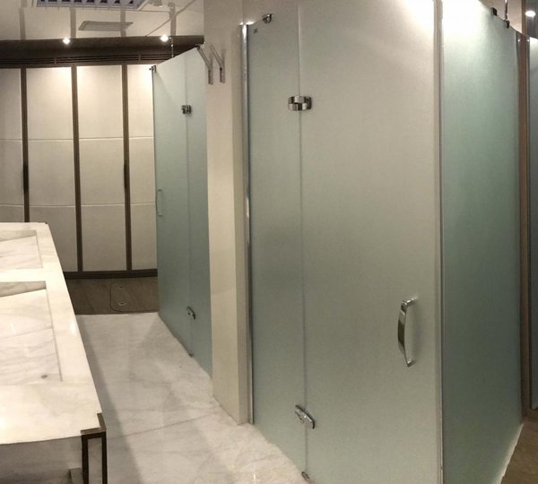 Liquid Sky Super Yacht Master Bathroom