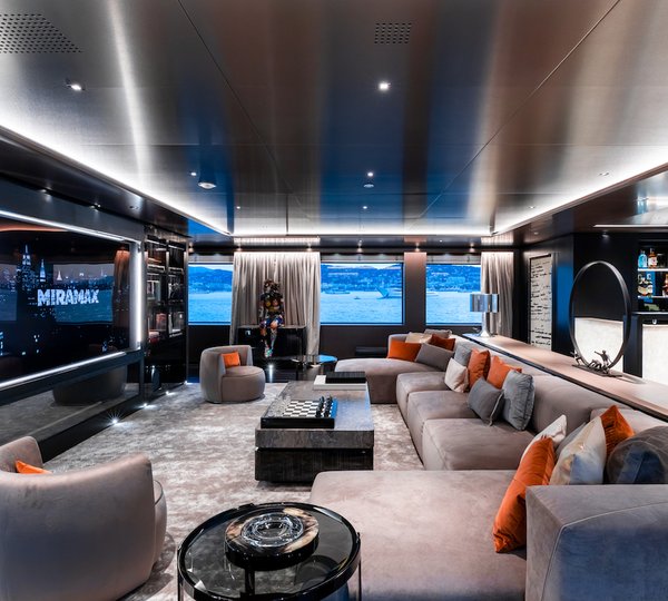 Lounge With TV An Bar Area