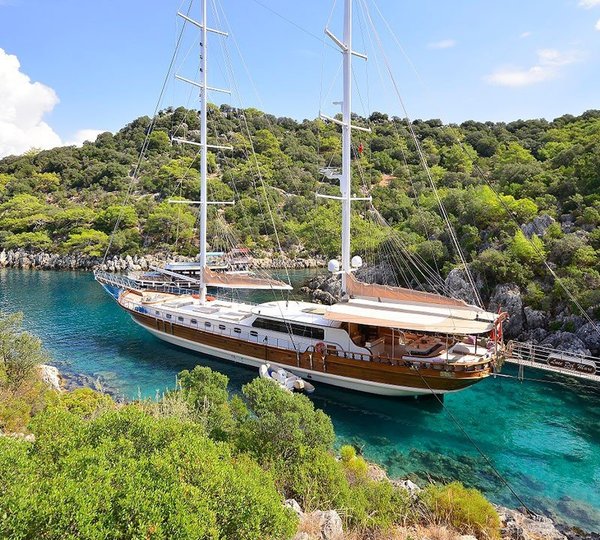 Luce Del Mare Luxury Yacht