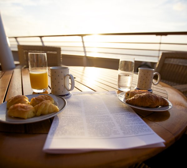 Luxury Yacht SEA DREAM Breakie