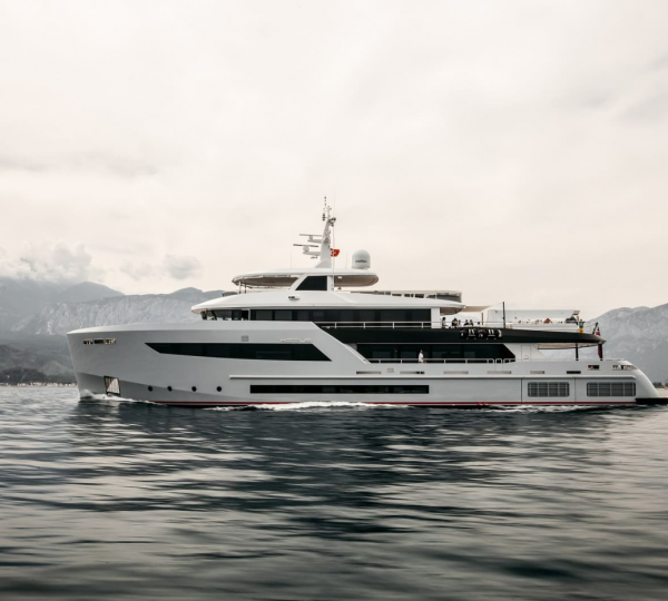 Luxury Yacht HEEUS