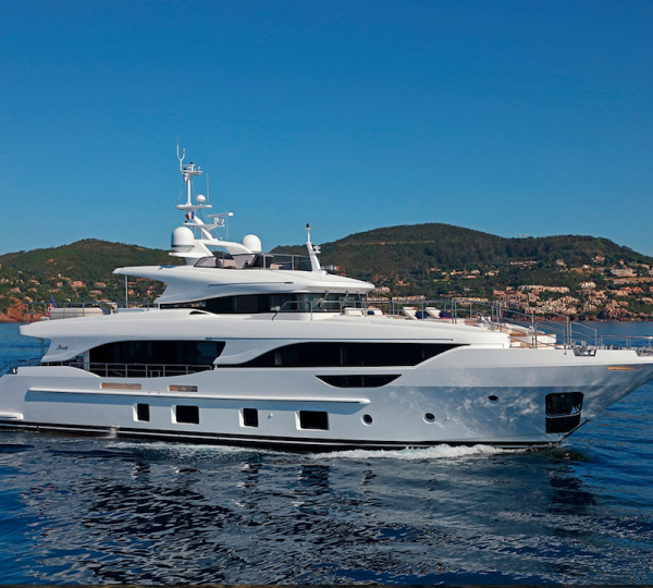 Luxury Motor Yacht URIAMIR