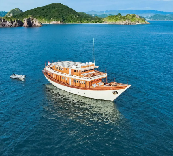 Luxury Phinisi Yacht MISCHIEF