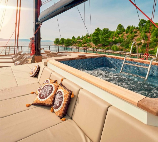Luxury Sailing Yacht Anetta Jacuzzi