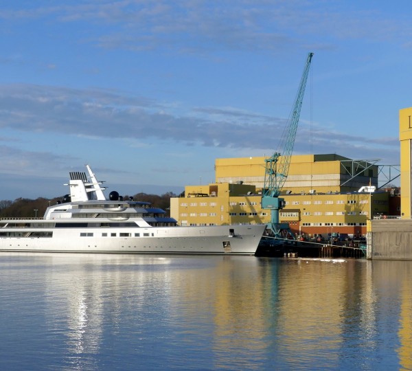 Luxury Yacht DRAGONFLY