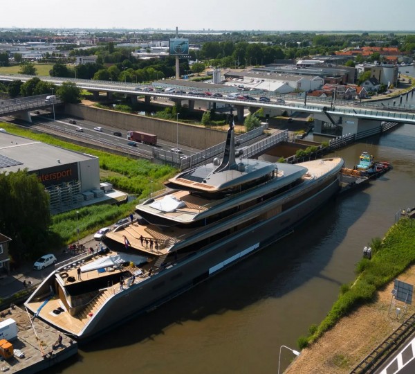 Luxury Yacht OBSIDIAN