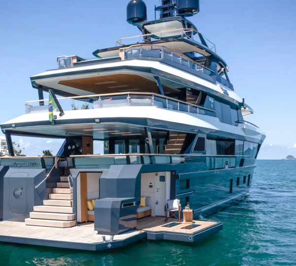 Luxury Yacht QUEEN TATI Stern View