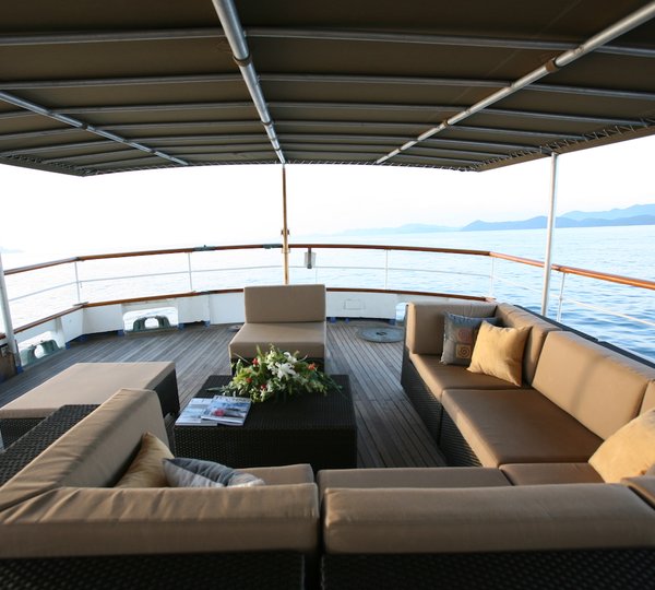 Luxury Yacht Charter With Family And Friends   