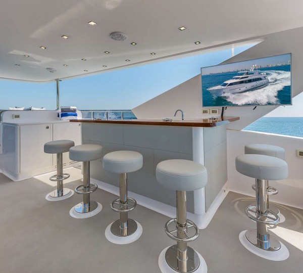 MB 3 Exterior - Flybridge Deck Bar