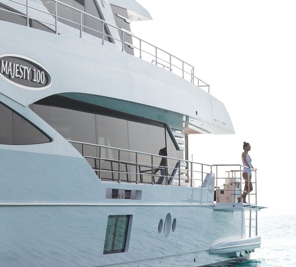 Majesty 100 Lifestyle Side Deck