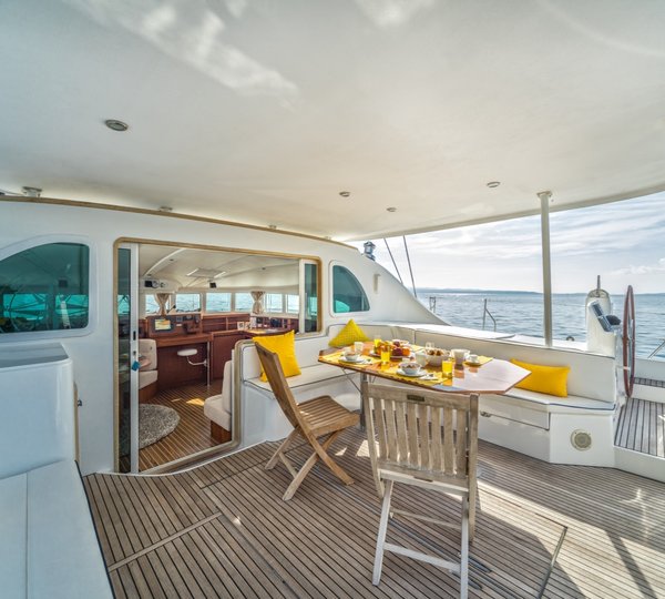 Aft deck with alfresco dining