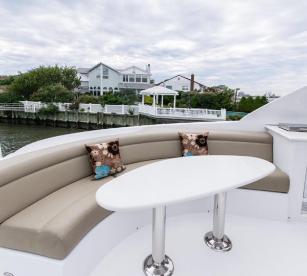 Mojo Exterior - Flybridge