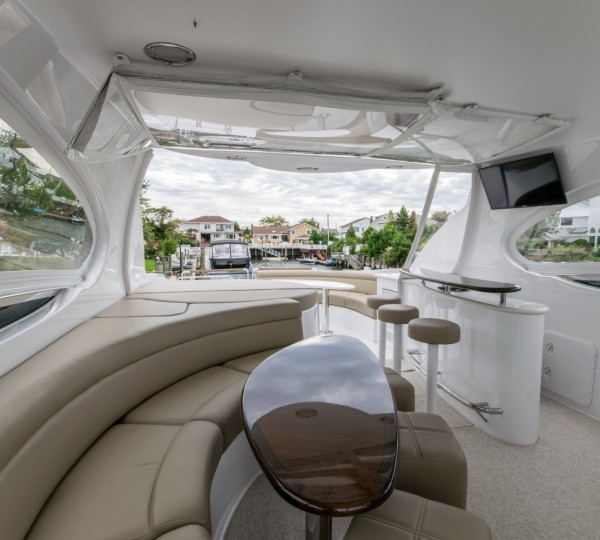 Mojo Exterior - Flybridge