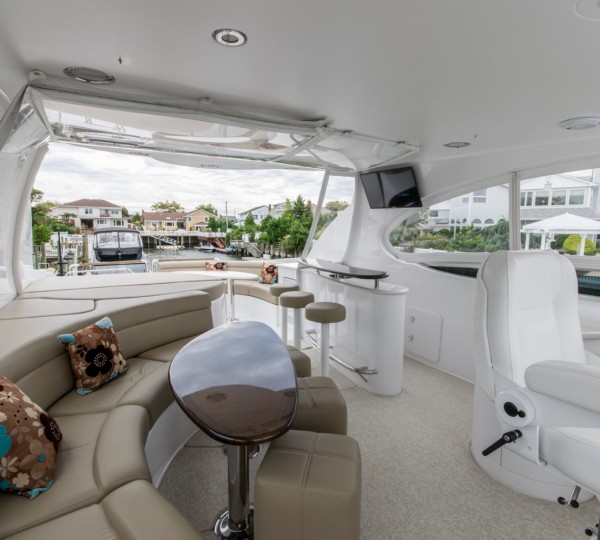 Mojo Exterior - Flybridge