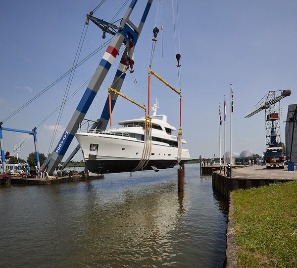 Moonen Martinique YN197 BRIGADOON Just About To Touch Water