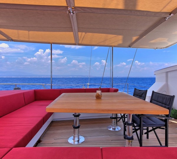 Moss Exterior Dining Area