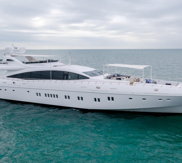 Motor Yacht Incognito Exterior