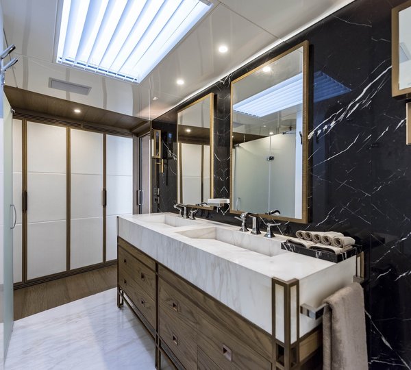 Motor Yacht LIQUID SKY By CMB Yachts - Ensuite