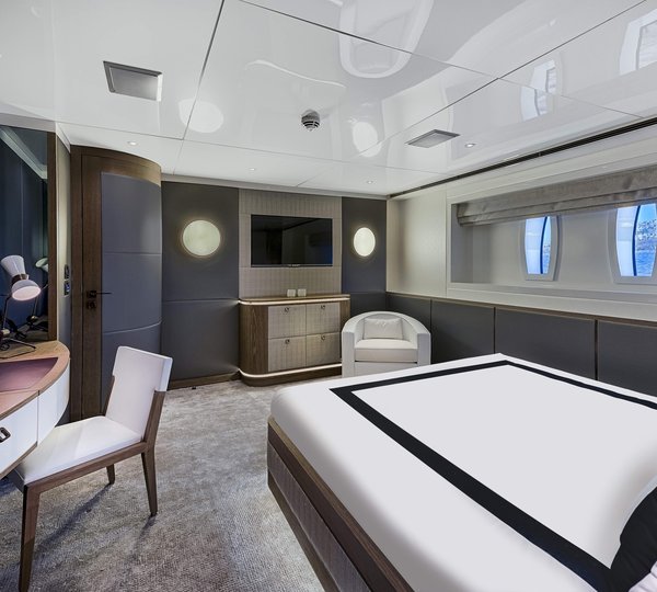 Motor Yacht LIQUID SKY By CMB Yachts - Guest