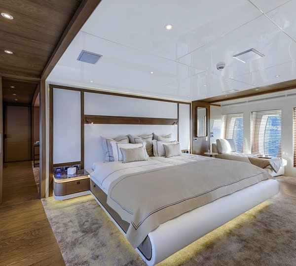 Motor Yacht LIQUID SKY By CMB Yachts - Master