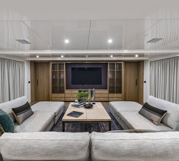 Motor Yacht LIQUID SKY By CMB Yachts - Seating