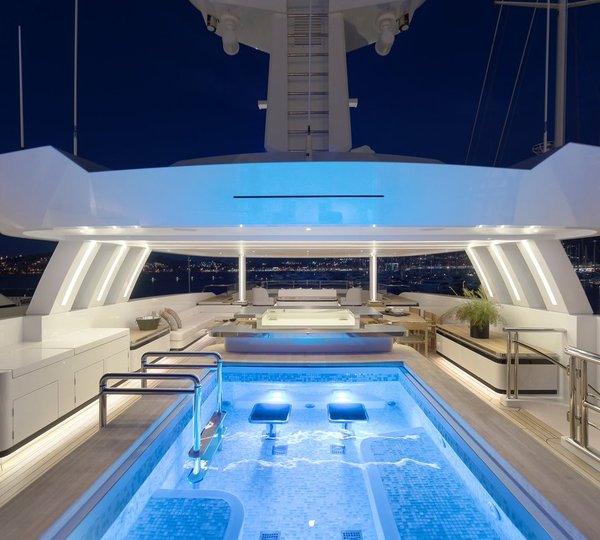 Motor Yacht LIQUID SKY By CMB Yachts - Sundeck