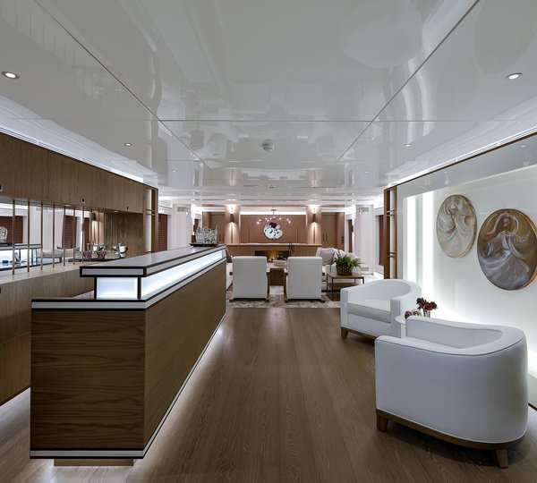 Motor Yacht LIQUID SKY By CMB Yachts - The Bar