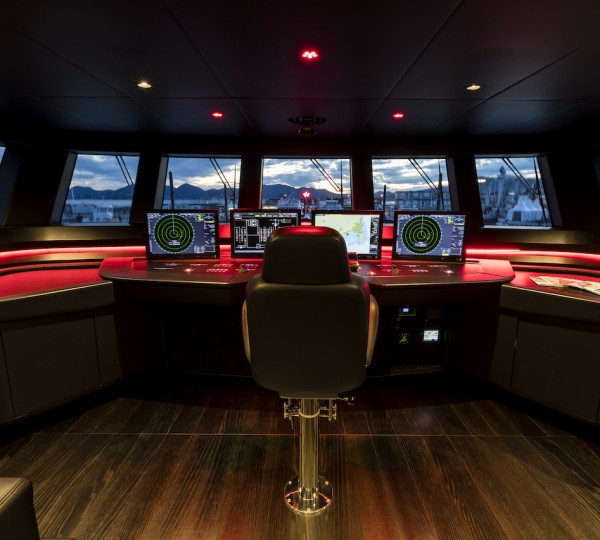 Motor Yacht ANDIAMO - Helm Station