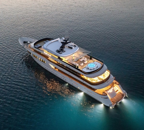 Motor Yacht Black Swan