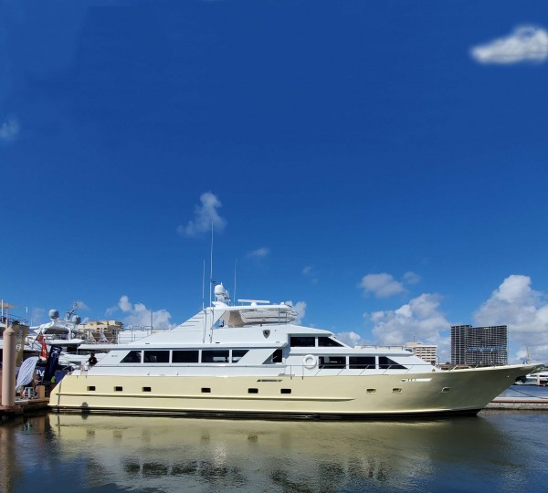 Motor Yacht Place In The Sun