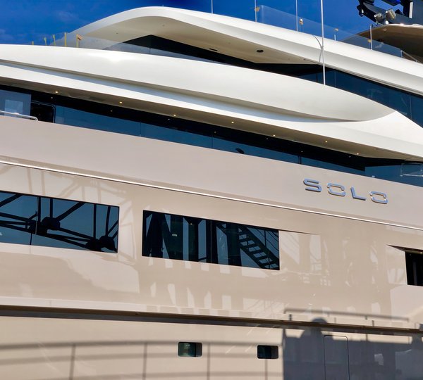 Motor Yacht SOLO - Close-up