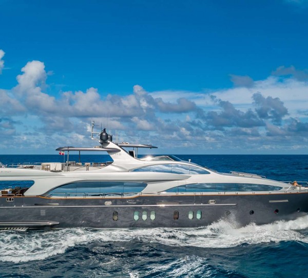 Motor Yacht TAIL LIGHTS