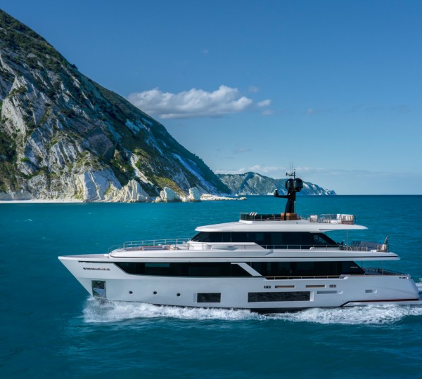 NAVETTA 30 Cruising Exterior