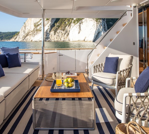 NAVETTA 30 Exterior - Aft Deck
