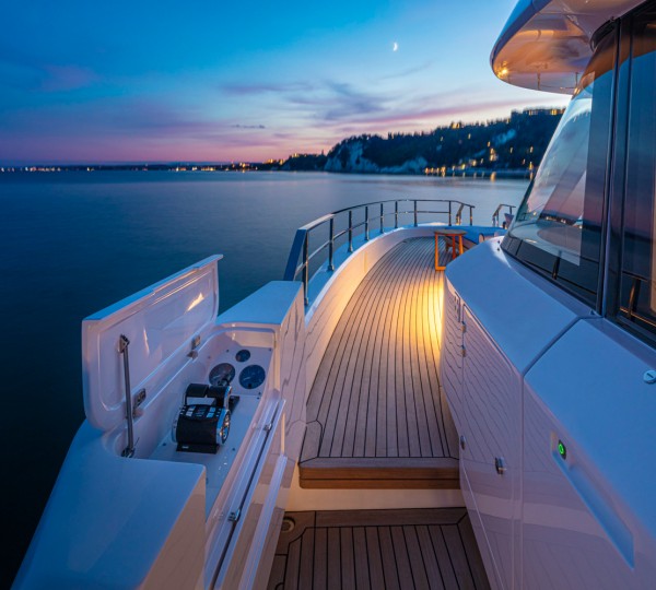 NAVETTA 30 Exterior - Port Side Manoeuving Wings