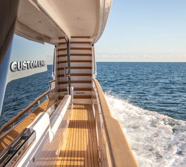 NAVETTA 30 Exterior - Side Walkway