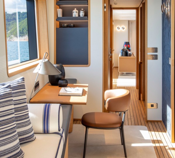 NAVETTA 30 Interior - Owner Suite