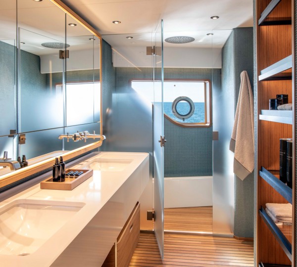 NAVETTA 30 Interior - Owner Ensuite