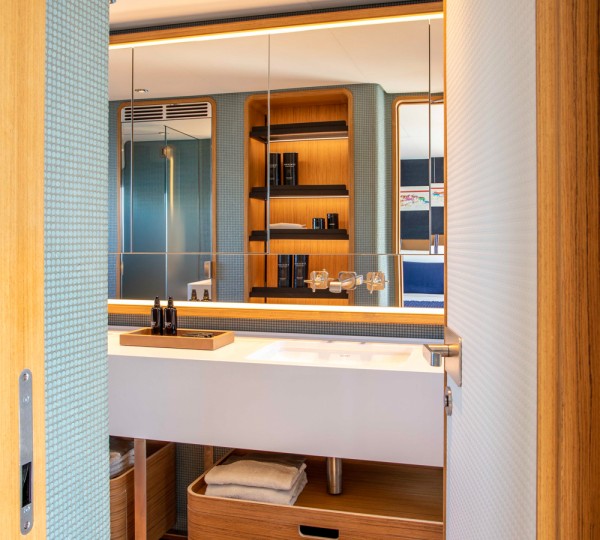 NAVETTA 30 Interior - Owner Ensuite