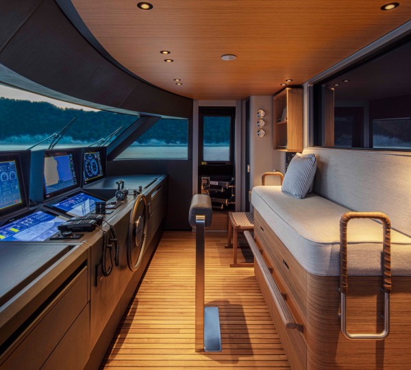 NAVETTA 30 Interior - Pilothouse