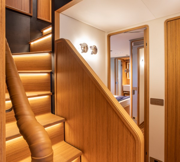 NAVETTA 30 Interior - Stairwell