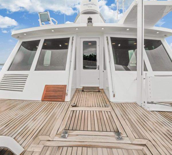 NIRVANA Exterior - Aft Deck