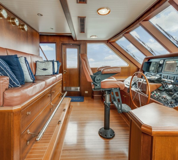 NIRVANA Interior - Bridge